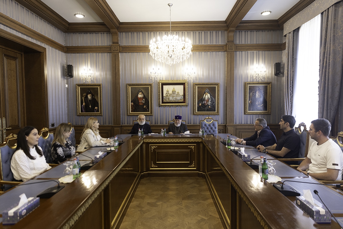 Le Catholicos de tous les Arméniens reçoit les représentants du Centre des droits de l’homme et des études sur les génocides