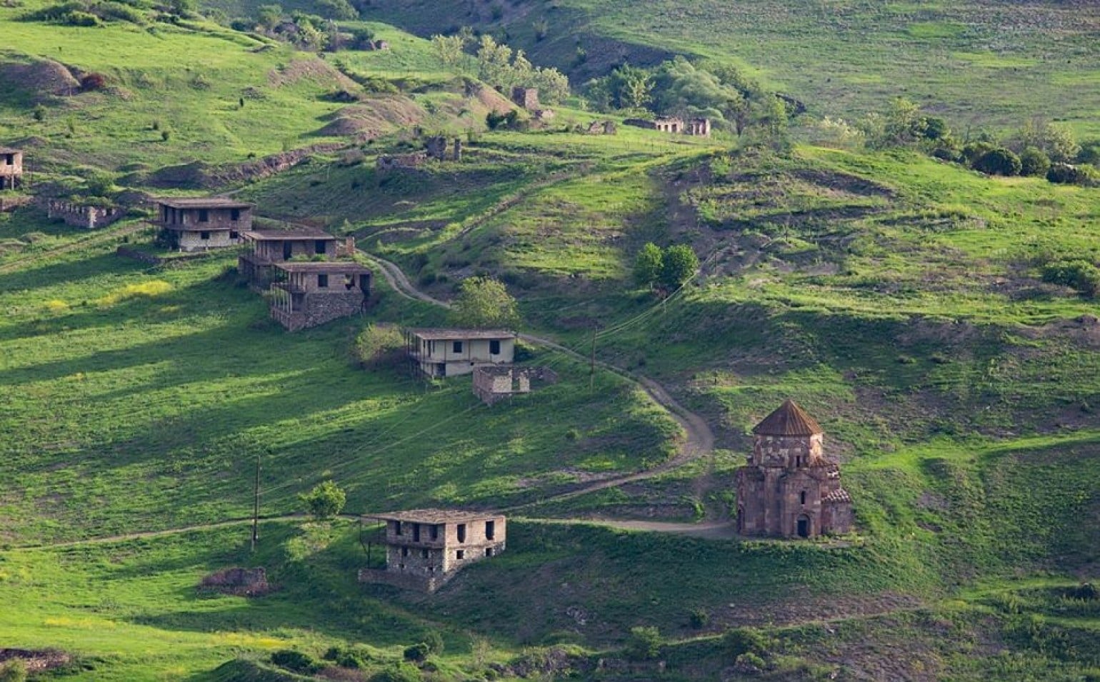 L&rsquo;Arménie et l&rsquo;Azerbaïdjan n&rsquo;ont pas encore achevé la construction de la clôture frontalière près du village de Nerkin Voskepar dans la région de Tavush au nord-est de l’Arménie