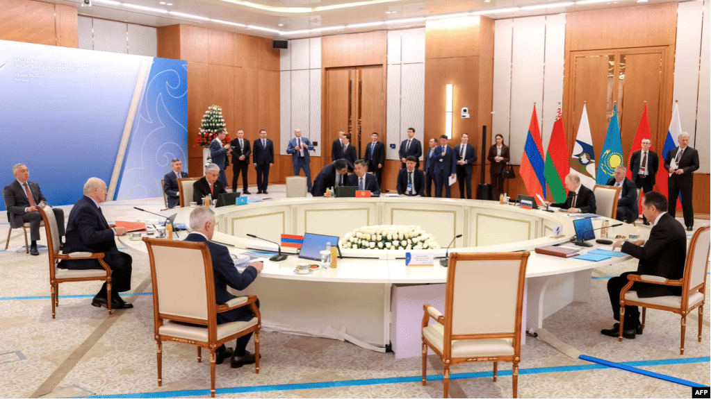 Pashinian fustige le bloc dirigé par la Russie