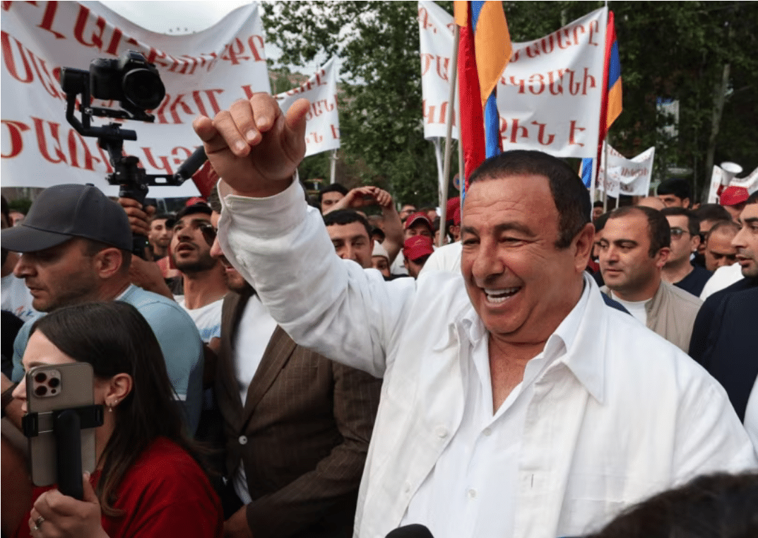 Décryptage de Hakob Badalyan – Le principal suspense de l’après-élections en Arménie : le dilemme de Pachinian