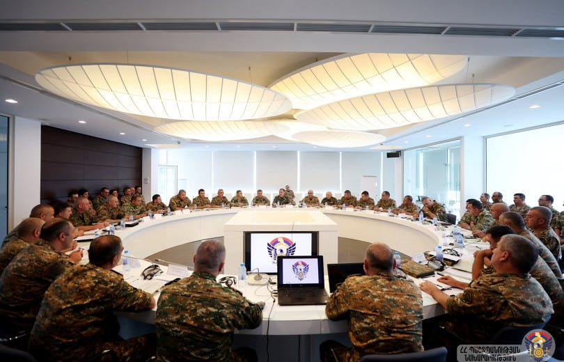 Le chef d&rsquo;état-major des forces armées d’Arménie a rencontré les participants à la réunion des commandements des unités militaires