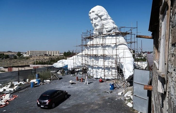 Les employés de « Multi Stone » protestent contre l’arrêt de la construction de la statue géante de Jésus-Christ