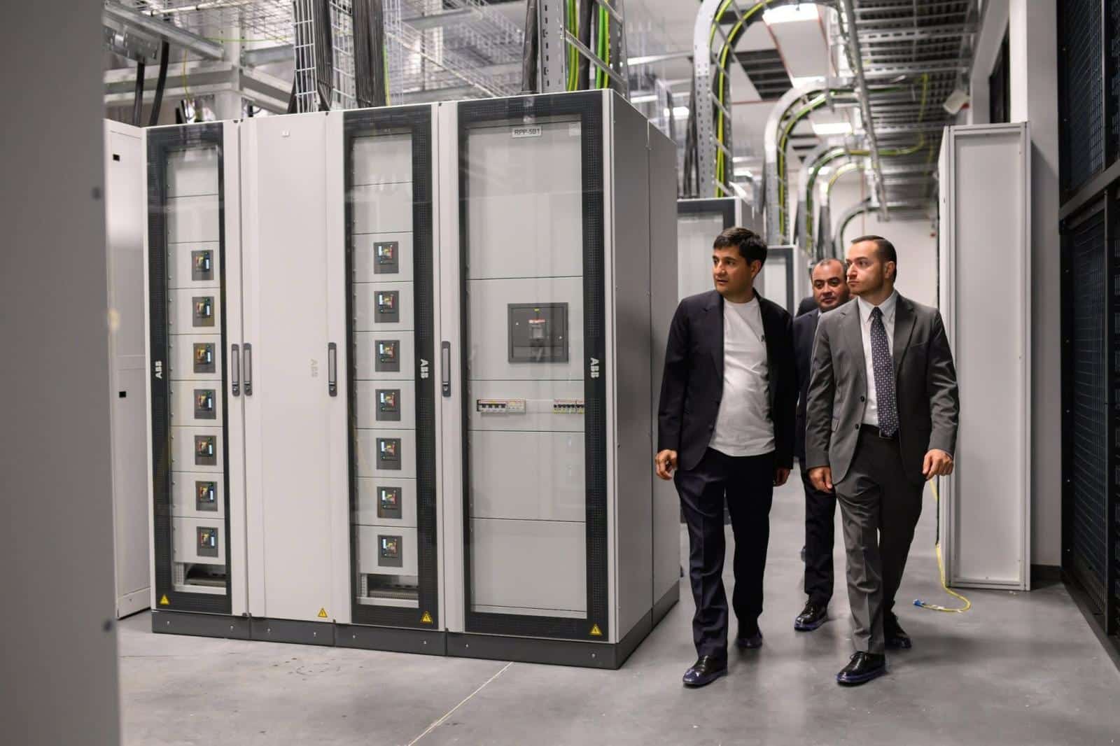 Le ministre de l&rsquo;Industrie de haute technologie d&rsquo;Arménie, Mkhitar Hayrapetyan, a visité le centre de données d&rsquo;intelligence artificielle (IA) de Firebird AI à Hrazdan