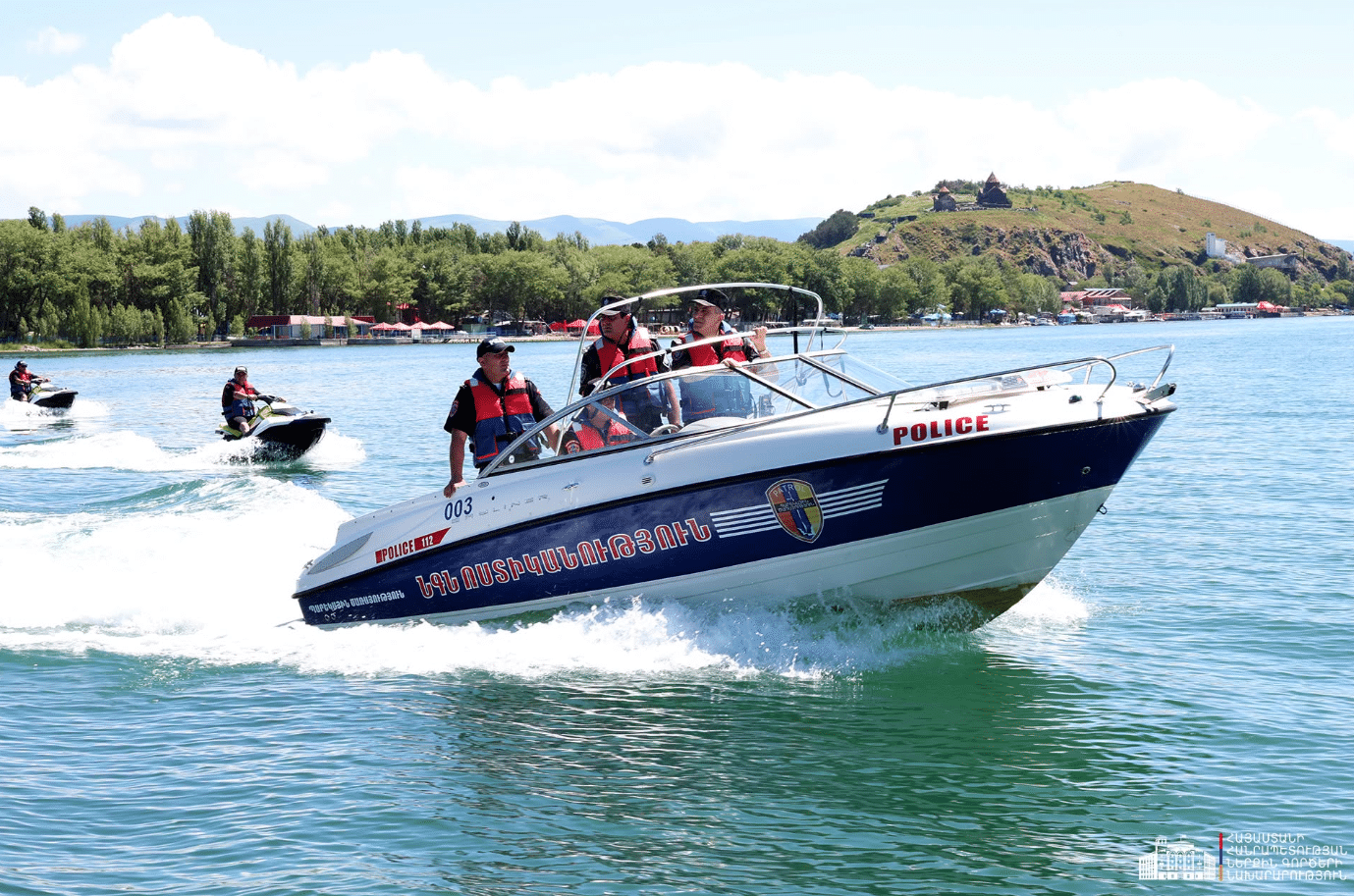 Au lac Sevan, les patrouilles de surveillances nautiques et les sauveteurs sur les plages publiques sont mobilisés en nombre renforcé