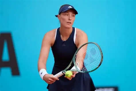 La russe Alina Charaeva (24 ans) numéro 118 mondiale en WTA concourt désormais sous les couleurs de l’Arménie