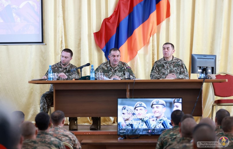 Le chef d&rsquo;état-major de l’armée arménienne a rencontré les commandants des détachements de conscrits de l&rsquo;unité militaire N et les officiers supérieurs des postes de l&rsquo;armée de terre