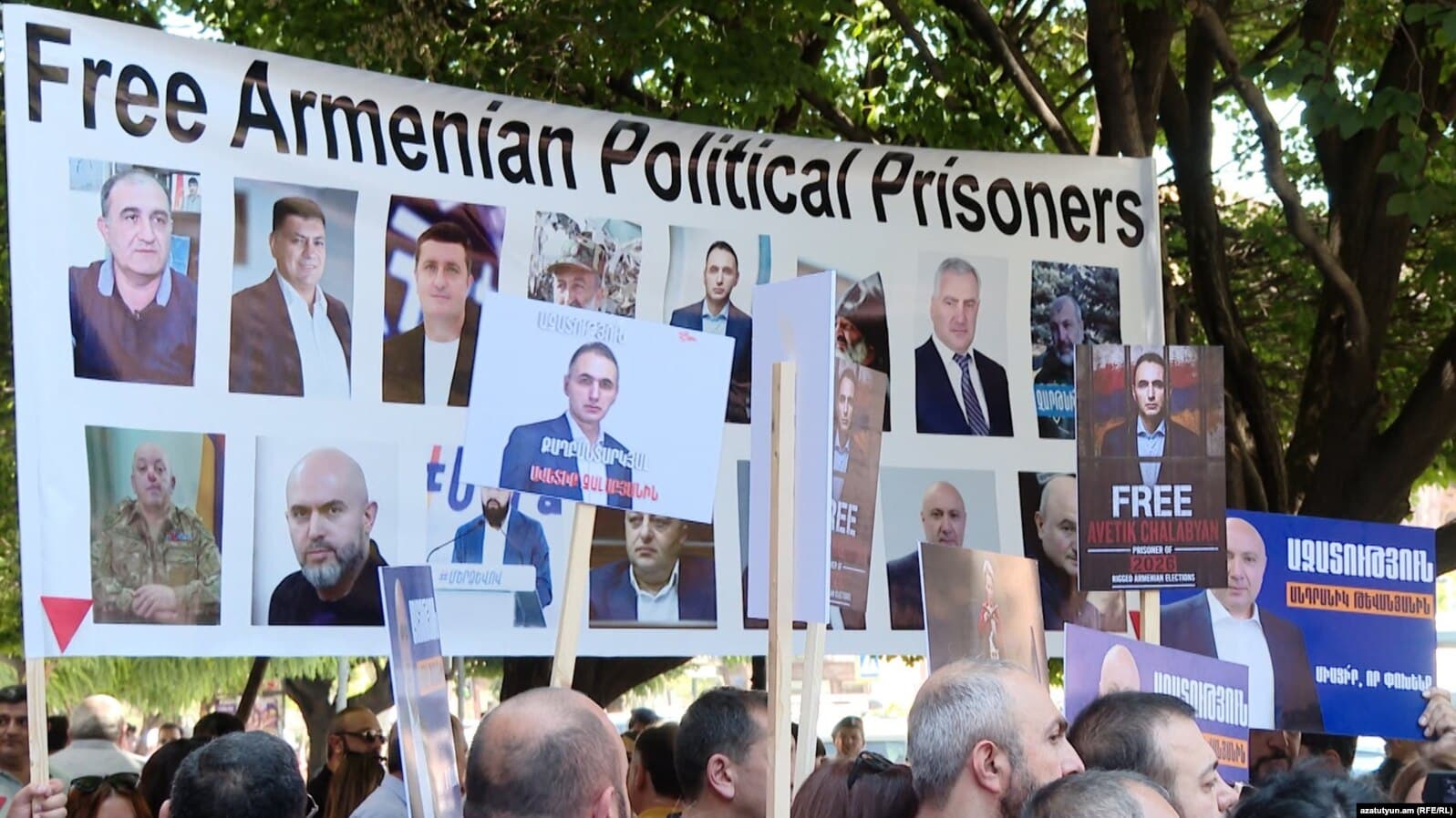 L’opposition manifeste contre l’indifférence de l’Europe face à la répression en Arménie lors de la visite à Erevan d’Ursula von der Leyen