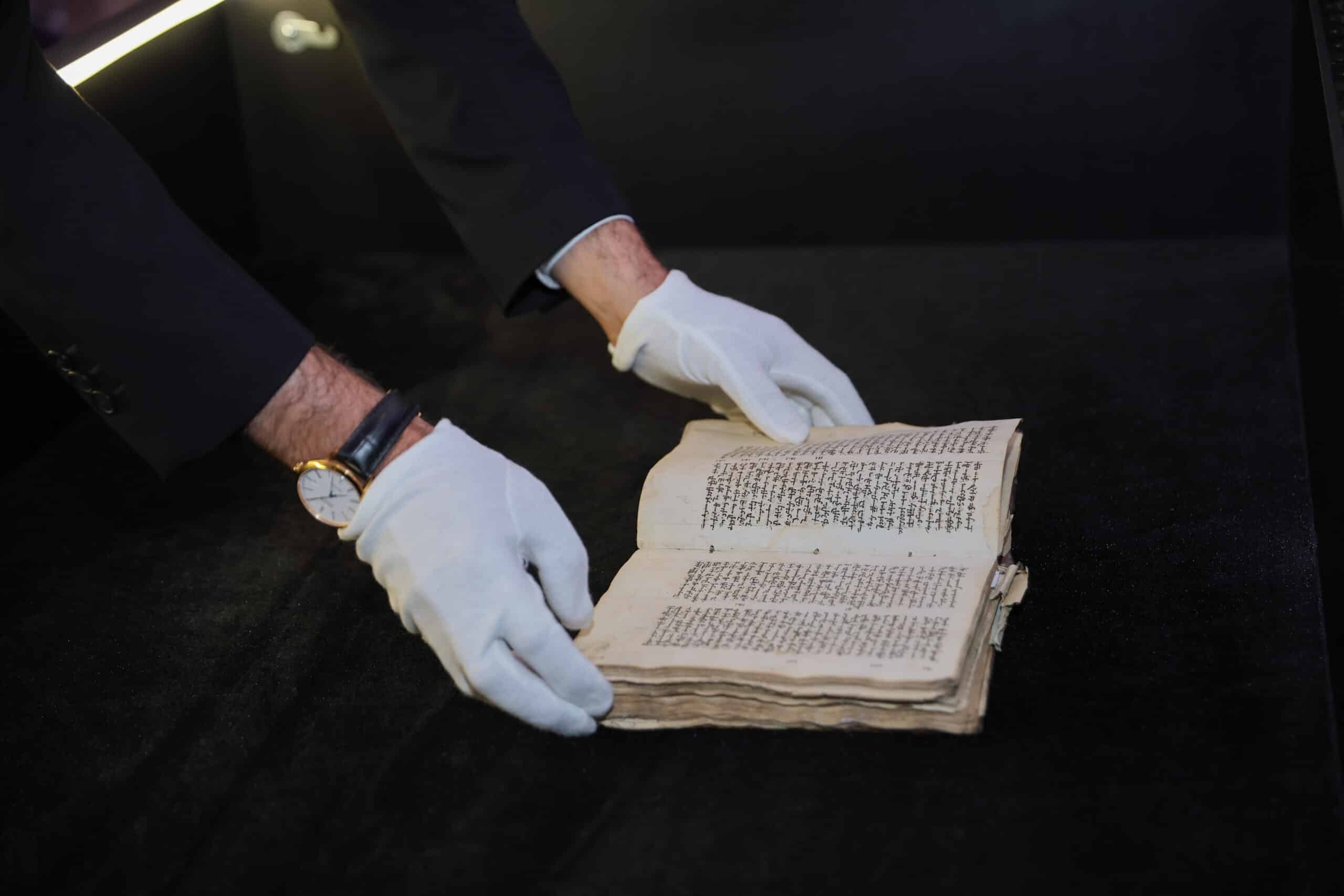 La Fondation Keron pour le développement a fait don d’une collection rare de manuscrits arméniens du XVIIe siècle au Matenadaran Mesrop Mashtots.