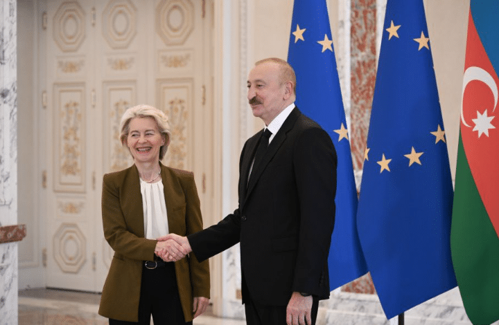 À Bakou, Ursula von der Leyen consacre le « partenaire fiable et digne de confiance » et tait les violations des droits de l&rsquo;homme