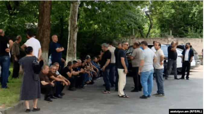 Mis à pied pour cause d’arrestation de Tsaroukian, des centaines d’employés des entreprises lui appartenant exigent de pouvoir reprendre le travail