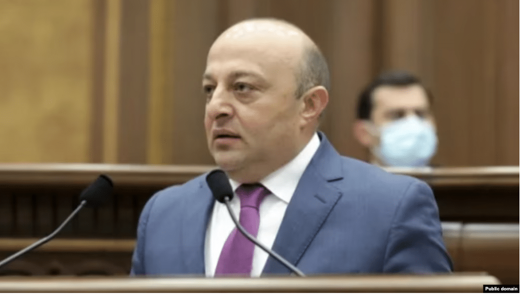 Un tribunal de Erevan refuse de libérer un député de l’opposition pourtant réélu en juin, un an après son arrestation pour tentative de coup d’Etat
