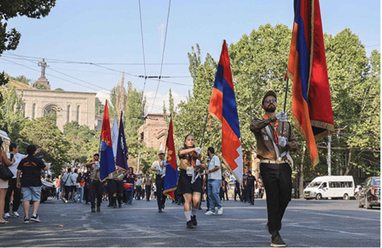 Les participants au 13e Jamboree pan-Homenetmen défilent dans les rues d’Erevan et visitent Yerablur et Dzidzernagapert