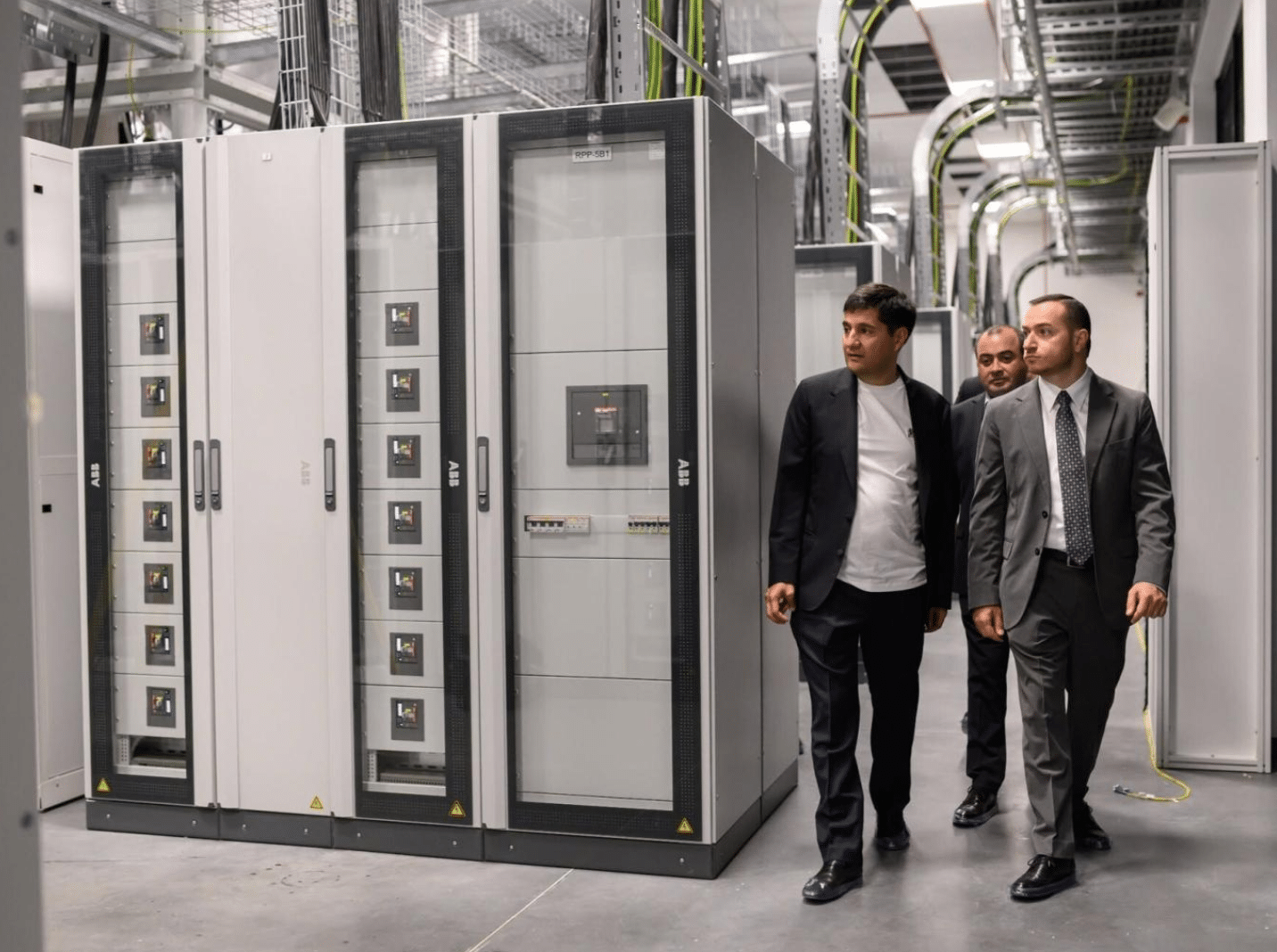Hayrapetyan visite l&rsquo;usine d&rsquo;IA de Firebird AI à Hrazdan