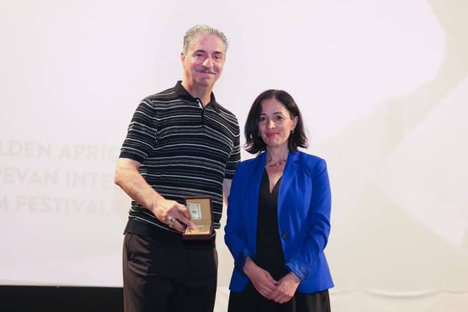 Simon Abkarian reçoit la médaille d&rsquo;or du ministère arménien de la Culture