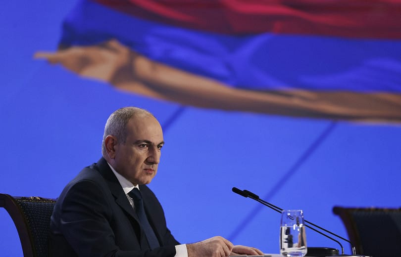 Le Premier ministre arménien Nikol Pachinian présente la démission de son gouvernement acceptée par un décret signé par le Président Vahagn Khachatryan