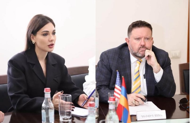 Srbuhi Galyan la ministre de la Justice d’Arménie et David Allen le chargé d’affaires Américain discutent de la mise en œuvre de la TRIPP