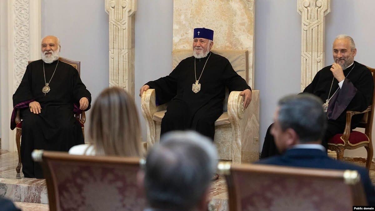 Les députés de l’opposition quittent l’hémicycle après les accusations portées par Nikol Pachinian contre le catholicos