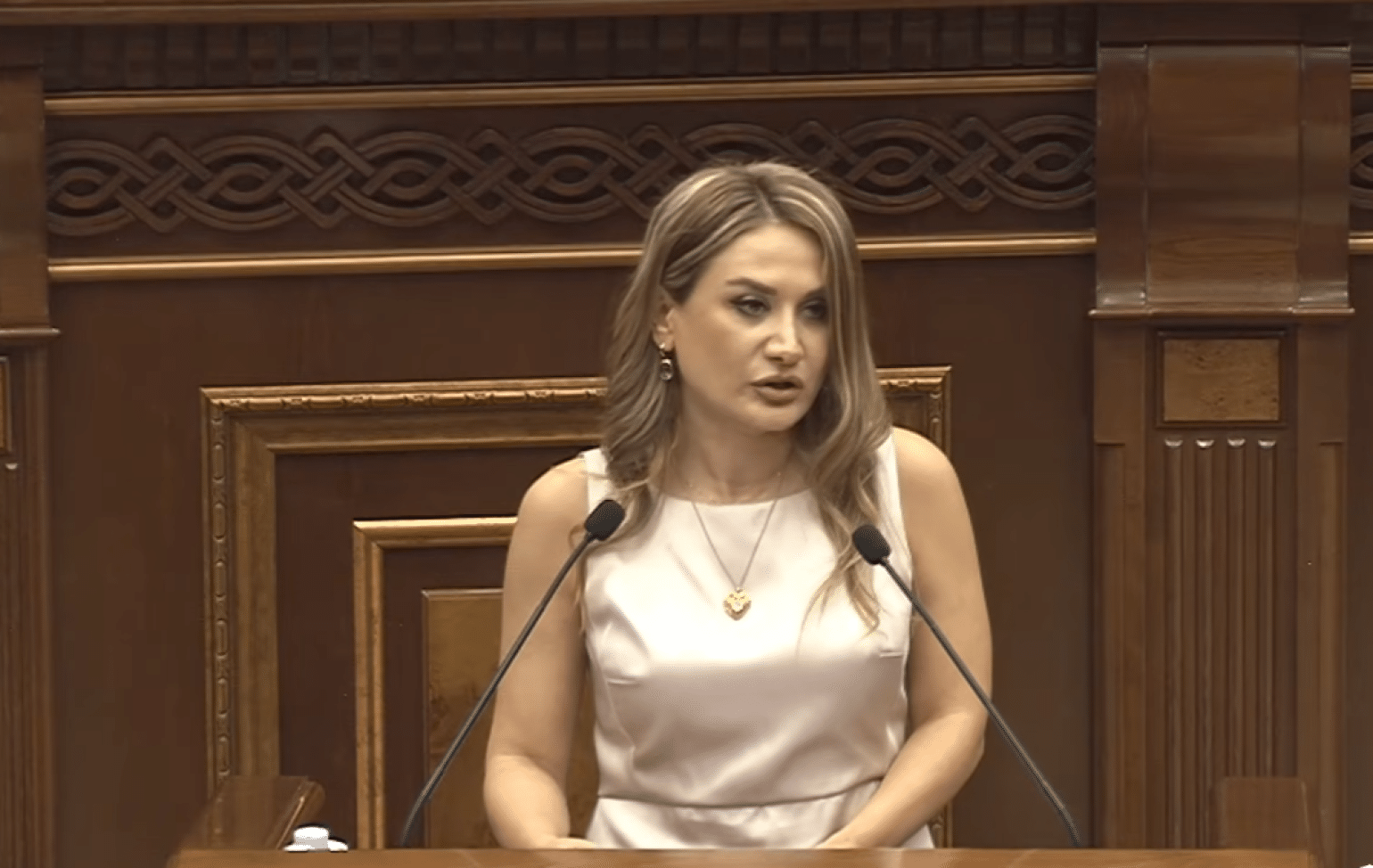L&rsquo;Assemblée nationale d’Arménie examine la candidature d&rsquo;Arusyak Julhakyan au poste de présidente de la Commission permanente des affaires d&rsquo;État et juridiques