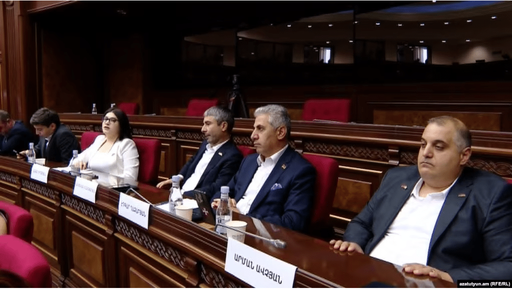 Les échanges entre majorité et opposition se poursuivent, « Arménie forte » ne présente pas d’excuses