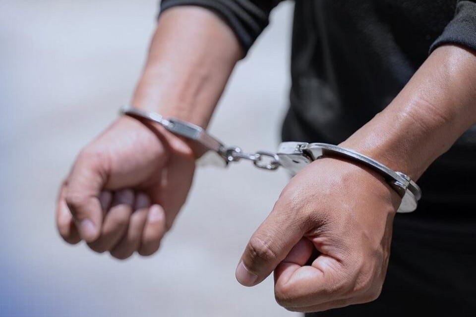 Le policier accusé d’avoir frappé deux enquêteurs et un autre suspect placés en détention