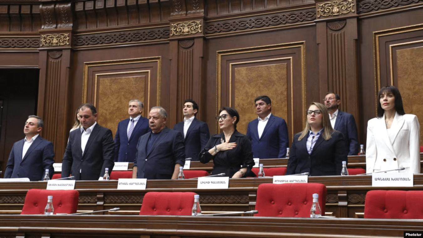 L&rsquo;opposition fustige la Constitution « pro-azérie » de Pachinian