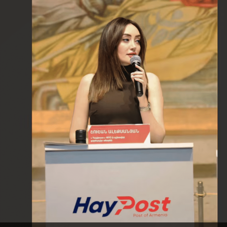 « L’identité des conseillers et des assistants de la directrice de HayPost reste elle aussi secrète. »