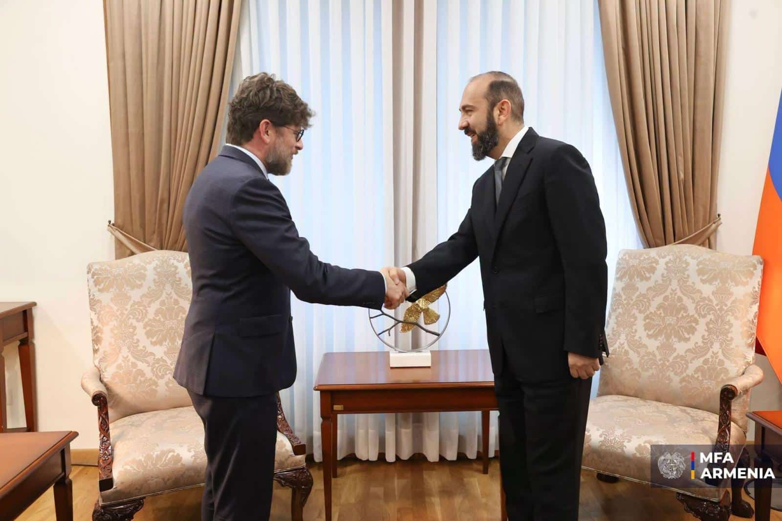 Le ministre arménien des Affaires étrangères fait ses adieux à l’ambassadeur français sortant, M. Decottignies