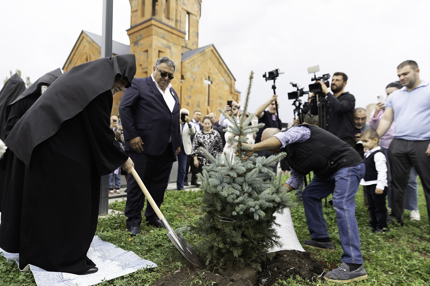 Garéguine II consacre la nouvelle église Sainte-Mère-de-Dieu de Byureghavan