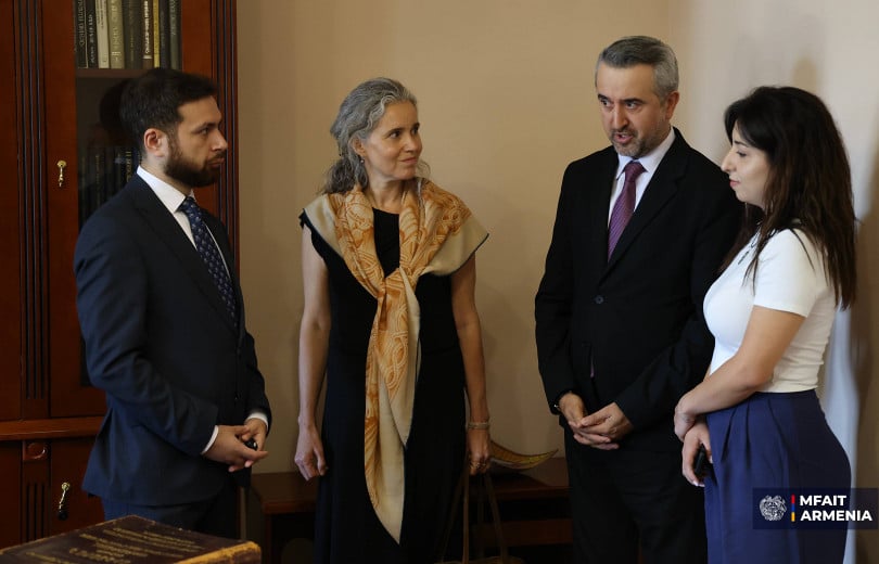 La Représentante spéciale de l&rsquo;UE, Magdalena Grono, après Chouchi…visite le Matenadaran d’Erevan et découvre la riche collection de manuscrits arméniens