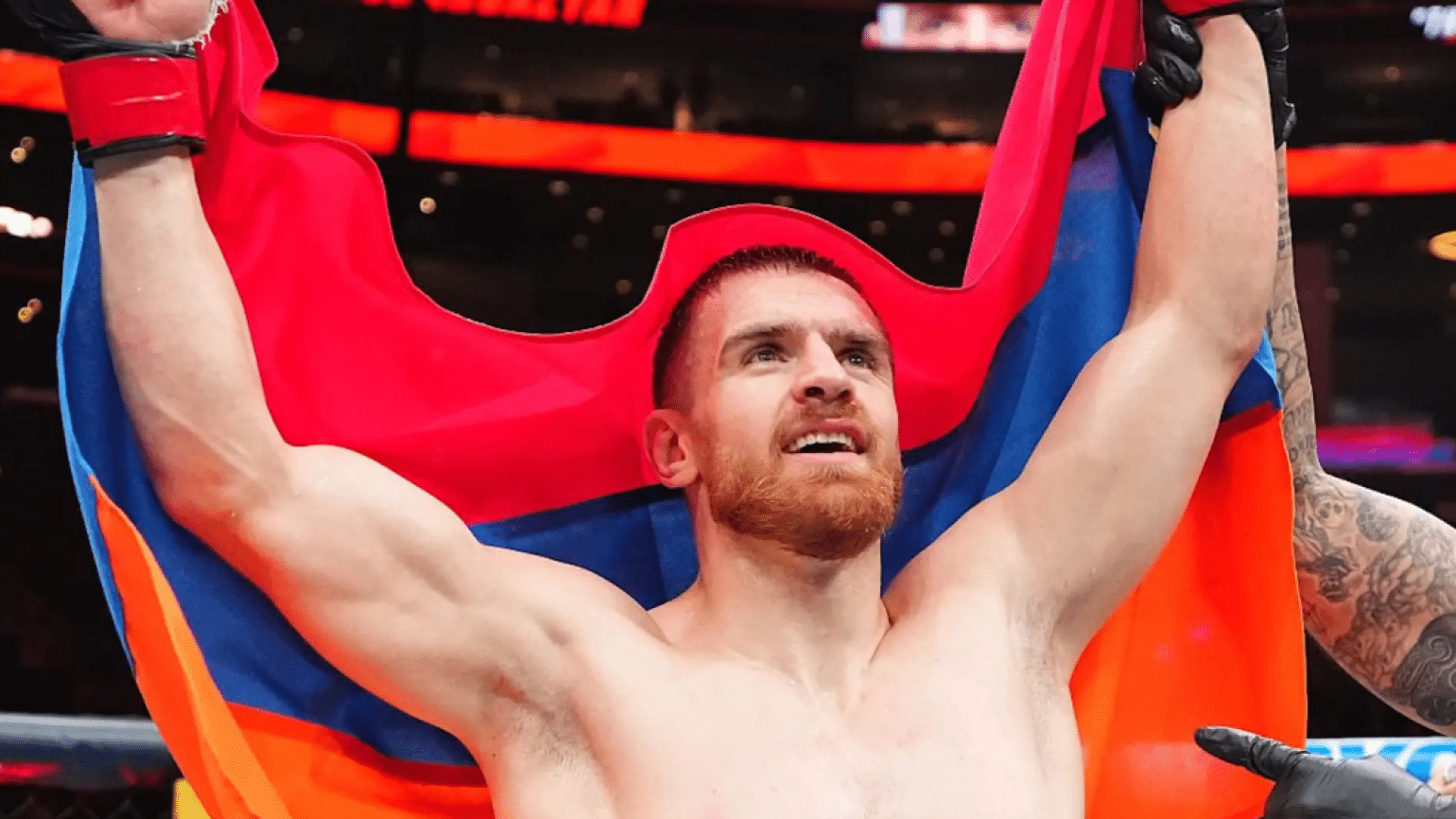 Edmen Shahbazyan remporte le tournoi UFC 331 et brandit le drapeau arménien dans l&rsquo;octogone