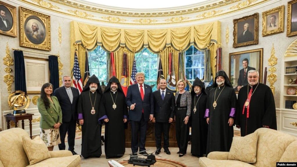 Des responsables religieux arméniens rencontrent Trump à la Maison-Blanche et prient pour la paix