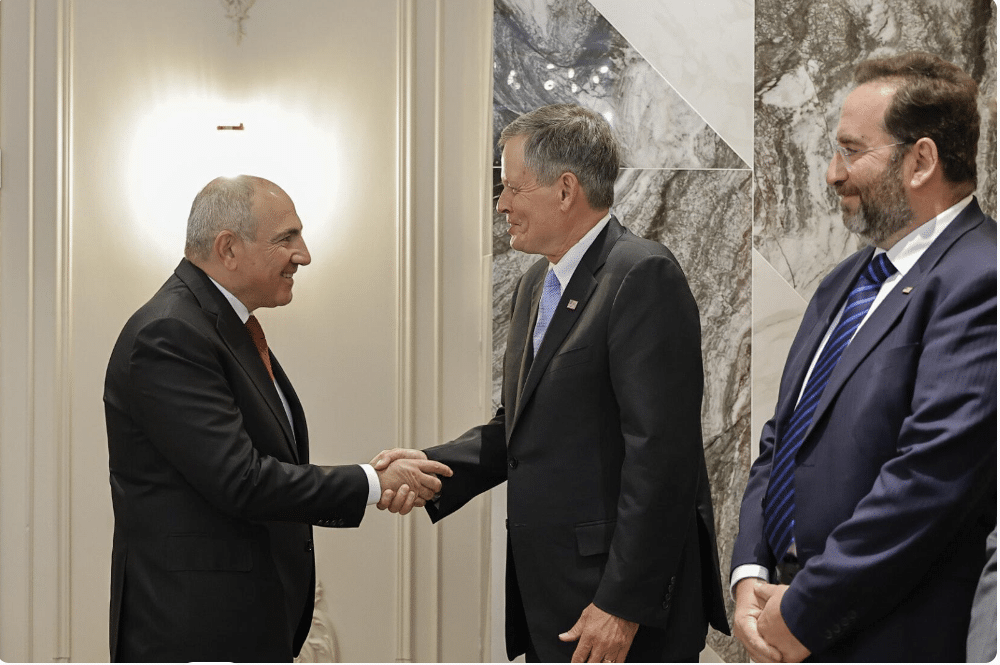 Le Premier ministre arménien et le sénateur américain Steve Daines discutent du programme TRIPP