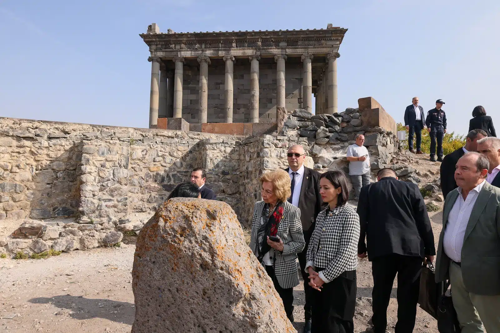 En Arménie, la Reine d&rsquo;Espagne a visité le temple païen de Garni et le monument naturel « Symphonie des Pierres »
