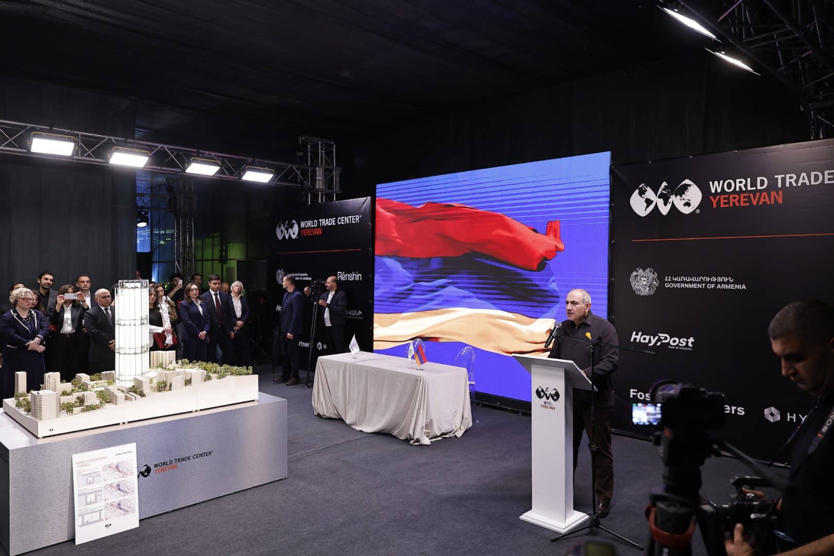 « Erevan a 2808 ans devant elle » affirme Pachinian et un projet d&rsquo;investissement de 470 millions de dollars est lancé en Arménie, le « World Trade Center Erevan »