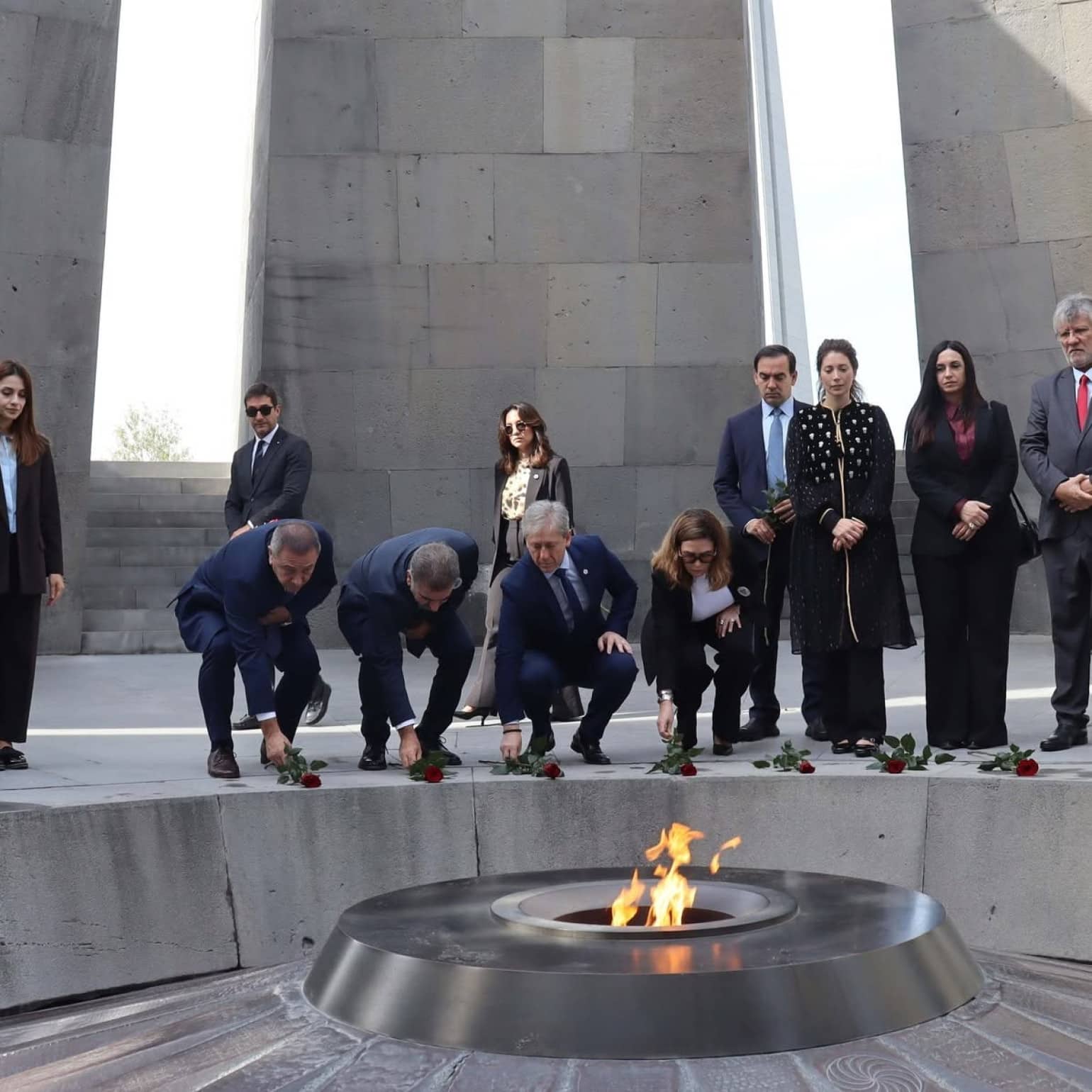 Visite d&rsquo;une délégation de sénateurs et de députés argentins au Mémorial du génocide arménien à Erevan