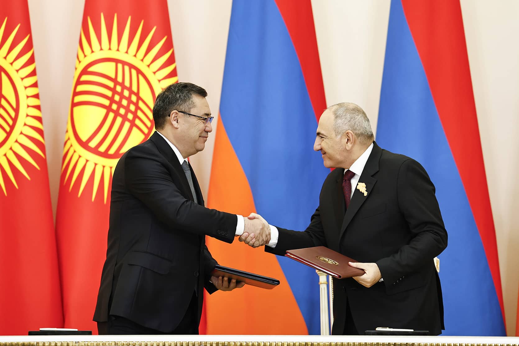 Pachinian limoge son chef du protocole pour avoir confondu le Kirghizstan et le Kazakhstan