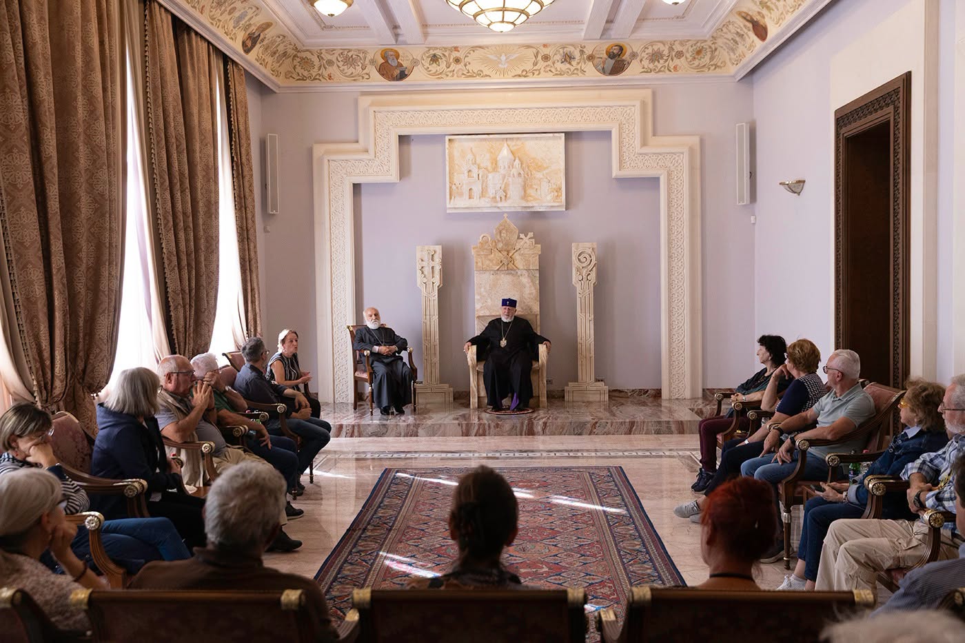 Le Catholicos de tous les Arméniens Karékine II reçoit à Sainte-Etchmiadzine des pèlerins catholiques d&rsquo;Italie