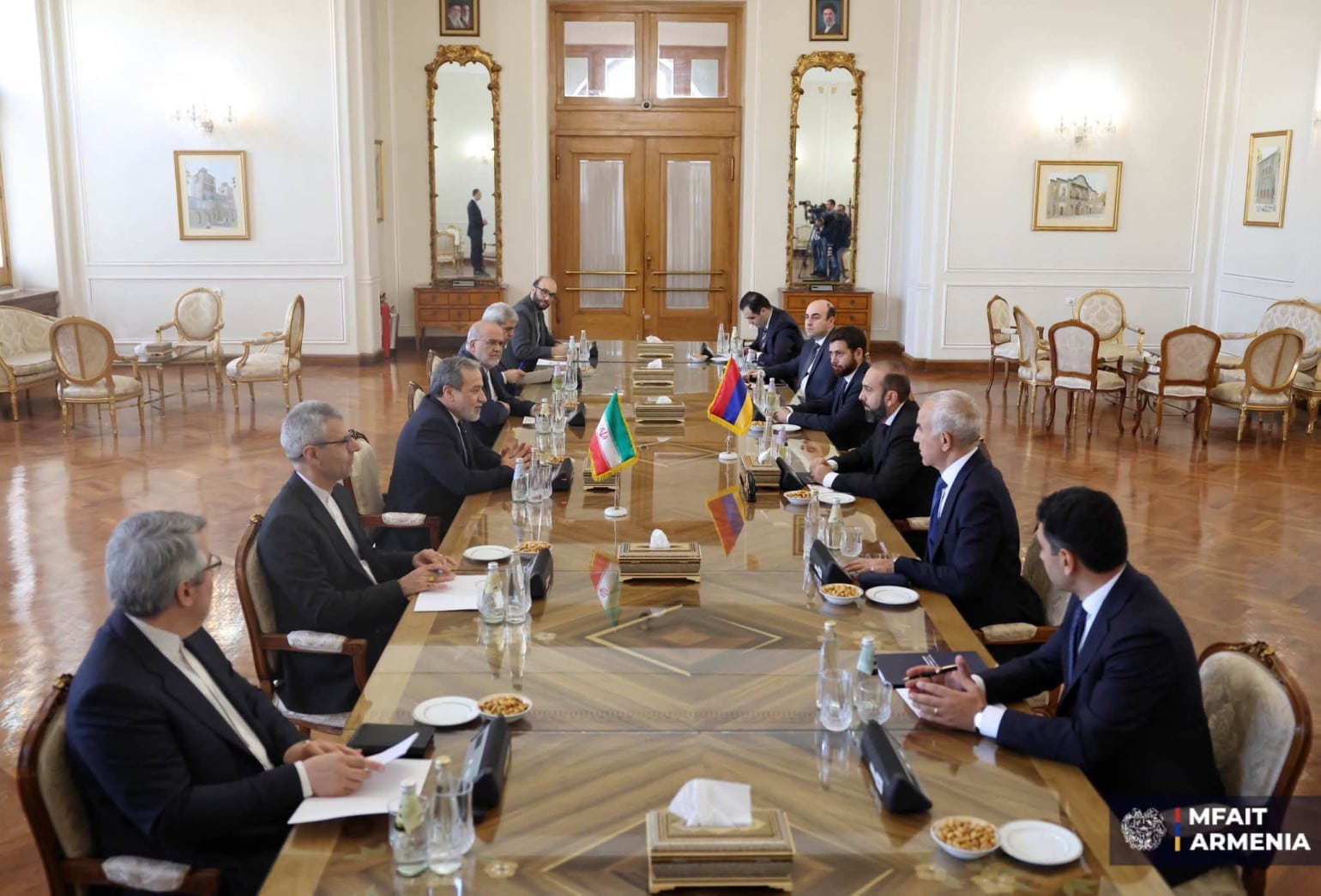 Abbas Araghchi à Ararat Mirzoyan : La paix durable dans la région repose sur le règlement des problèmes régionaux par les pays de la région