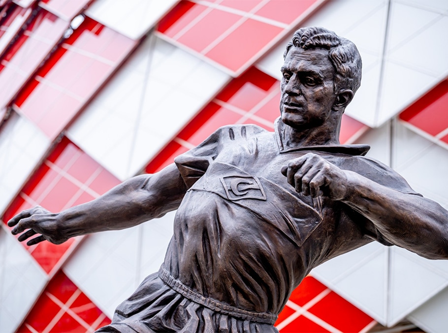 La statue de Nikita Simonyan, le footballeur Arménien légendaire, inaugurée près du stade du Spartak de Moscou