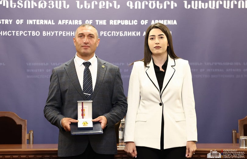 La ministre de l’Intérieur d’Arménie Arpiné Sargsyan remet des distinctions honorifiques et encouragements individuels témoignant aussi de la reconnaissance du travail collectif