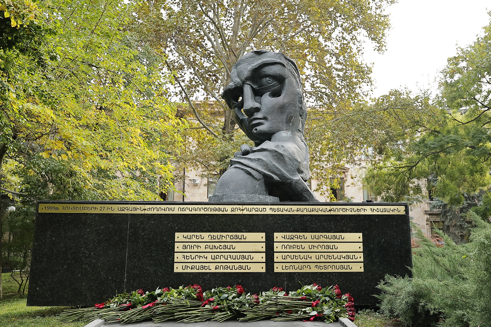 Le Premier ministre et le président de l&rsquo;Assemblée nationale d&rsquo;Arménie ont rendu hommage aux victimes de l&rsquo;attentat du Parlement du 27 octobre 1999