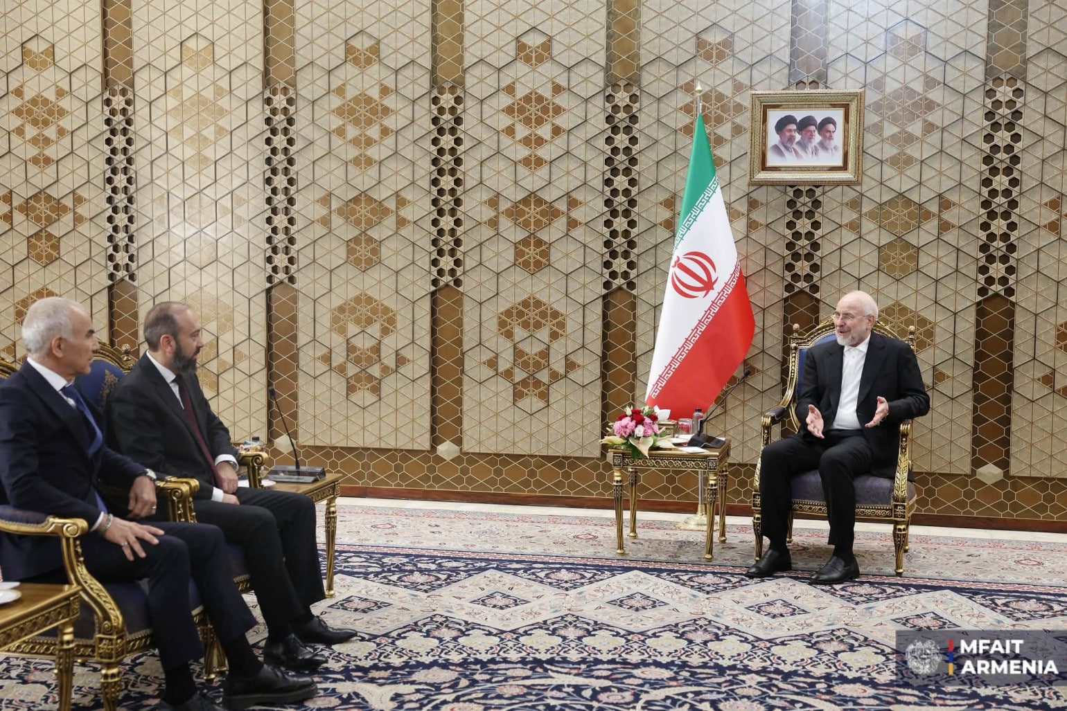 Ararat Mirzoyan et Ghalibaf ont discuté des travaux de développement des infrastructures reliant les deux pays et de la fluidité du transport de marchandises