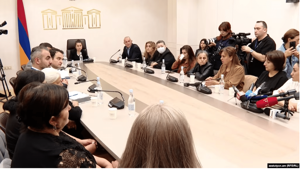 « Nous sommes désespérés, aidez-nous » : les familles des disparus et des victimes rencontrent les députés de l’opposition