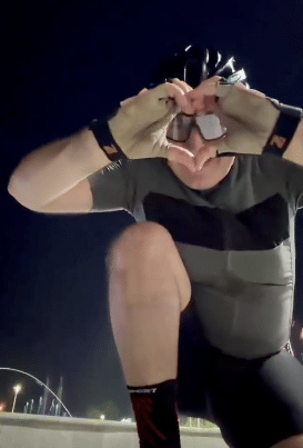 Nikol Pashinyan tourne une vidéo devant une fontaine musicale diffusant une chanson azerbaïdjanaise