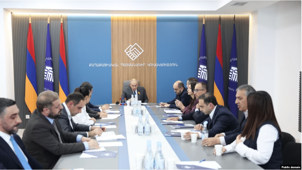 Pachinian discute du projet de nouvelle Constitution voulue par Bakou avec des responsables de son parti Contrat civil