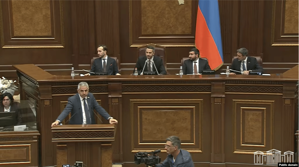 Lors de la séance de l&rsquo;Assemblée nationale, Rubinyan a demandé aux agents de sécurité d&rsquo;expulser Ghazaryan de la tribune.