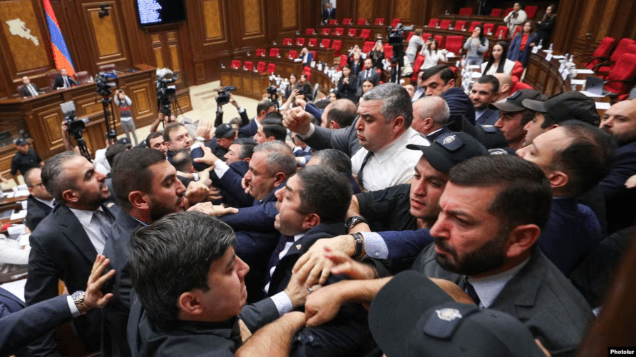 Les tensions s&rsquo;exacerbent au Parlement 