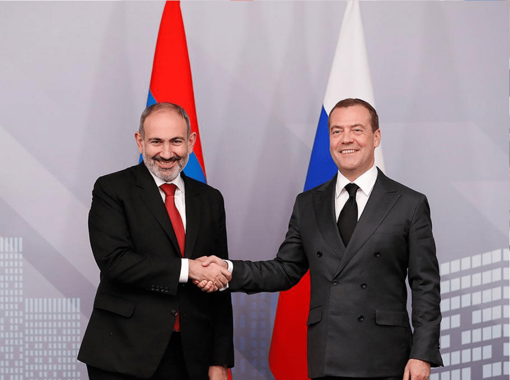 Medvedev menace l’Arménie du « scénario ukrainien »