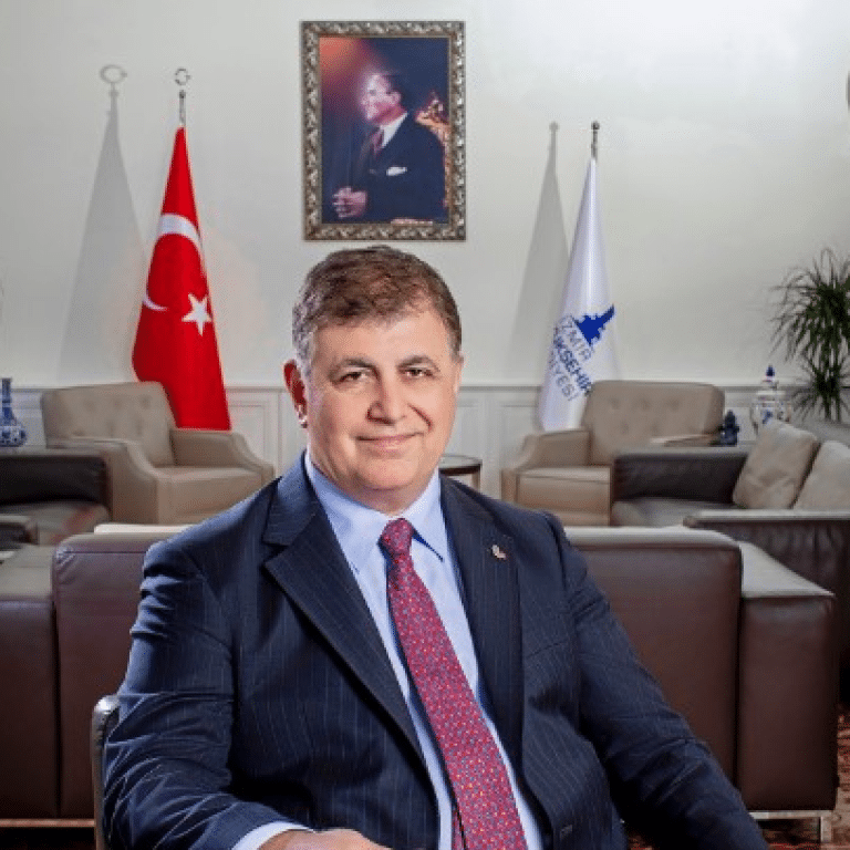 Turquie: le maire d&rsquo;Izmir quitte l&rsquo;opposition pour rejoindre le parti au pouvoir